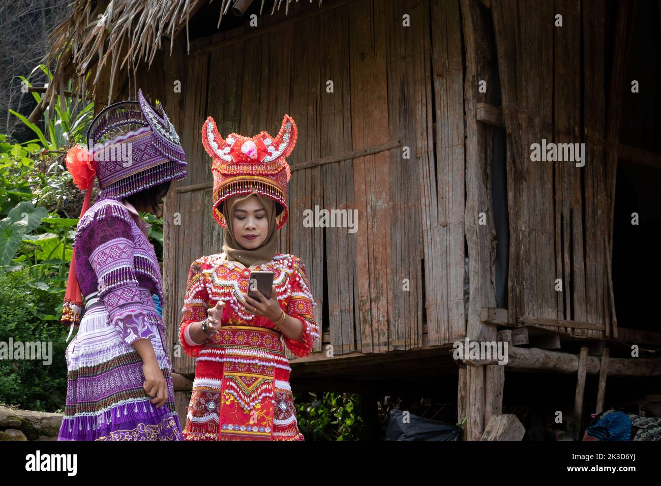 Filles vêtues en costume dans un village asiatique de Hmong. Banque D'Images