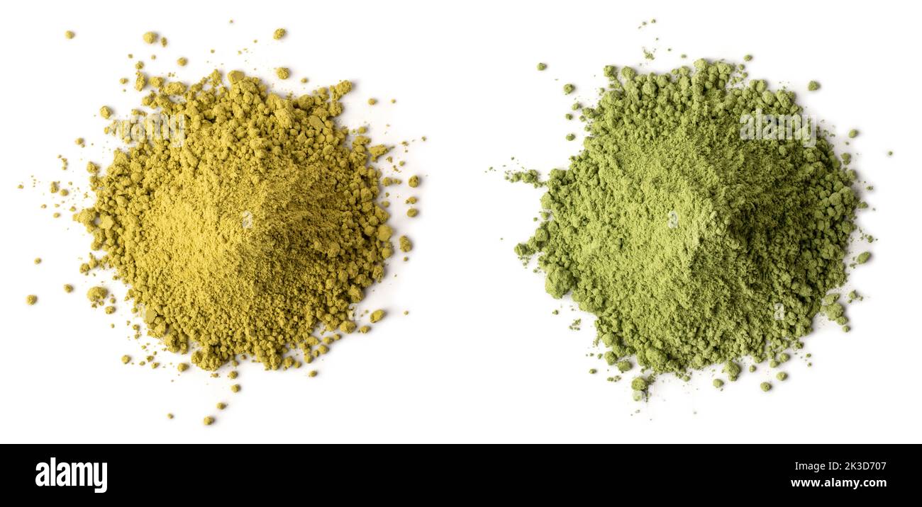pile de henné sec et véritable poudre d'indigo, lawsonia inermis et indigofera tinctoria, herbes naturelles isolées sur fond blanc, prises d'en haut Banque D'Images