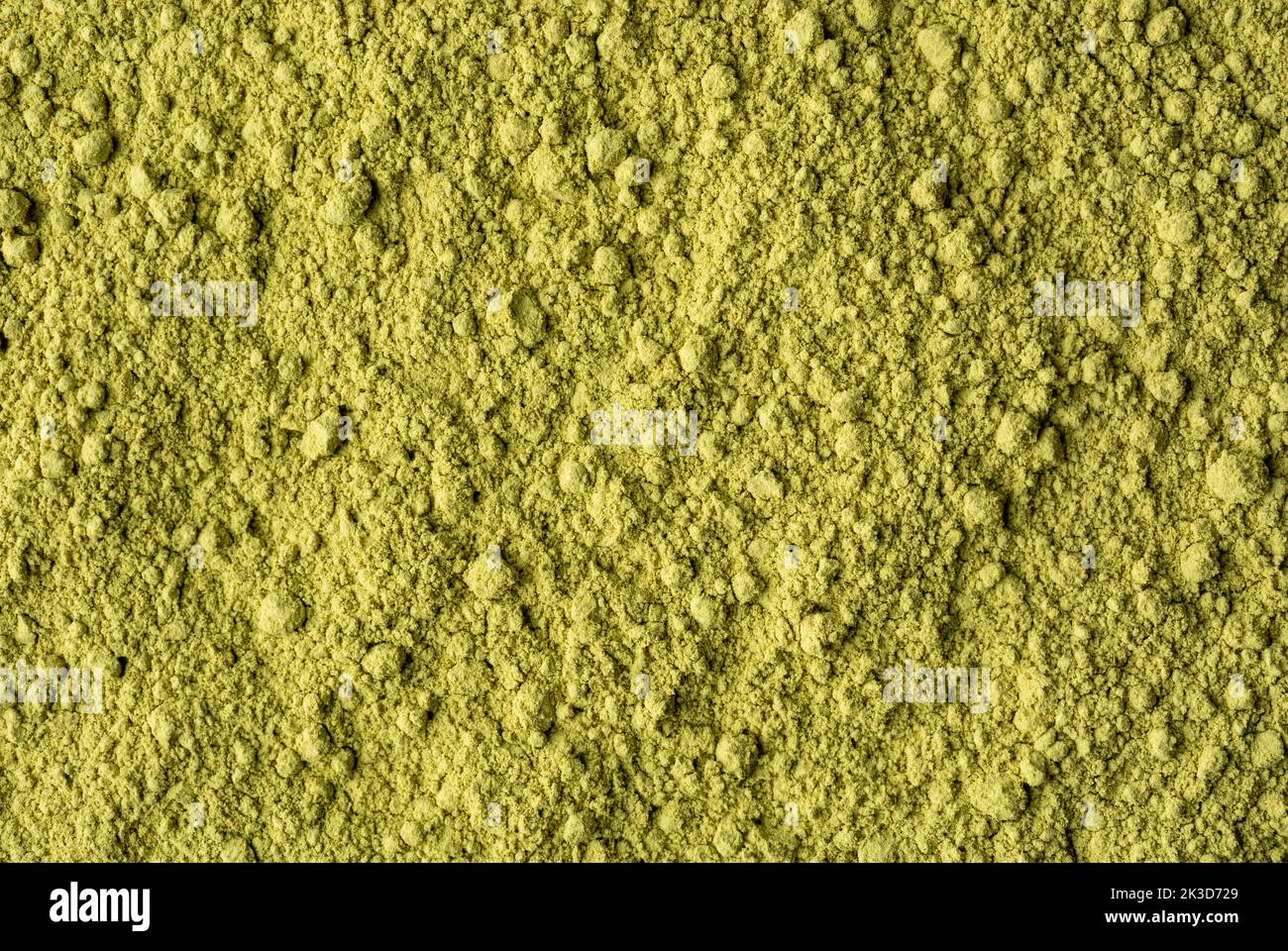 poudre de henné sèche, lawsonia inermis, feuilles en poudre de l'arbre de henné ou de l'arbre de mignonette ou du privet égyptien, colorant préparant l'herbe plein cadre fond Banque D'Images