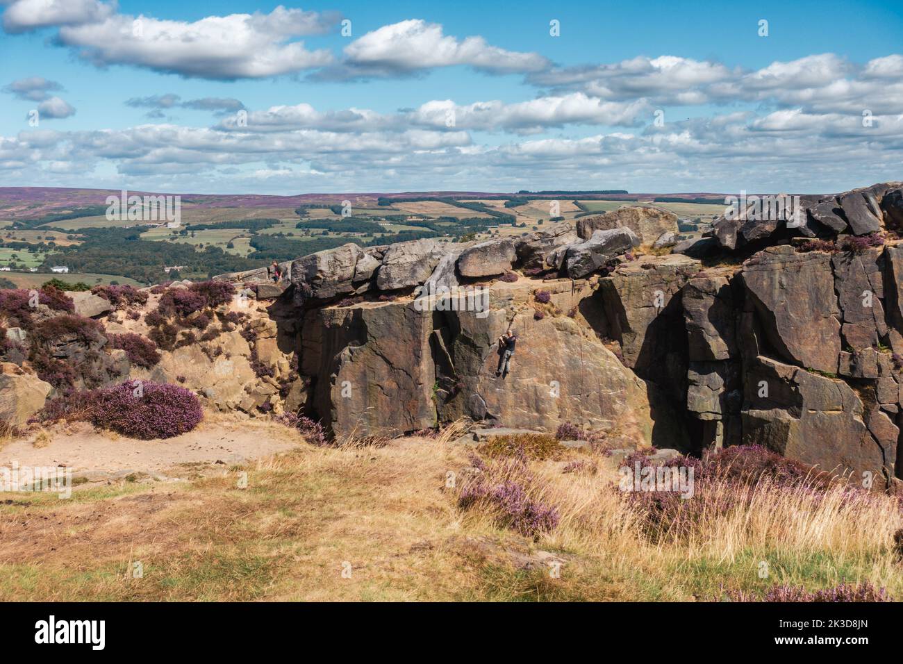 Homme soloing S crack Rock Climb à Ilkley Quarry, classé VS 4c, West Yorkshire, Angleterre, Royaume-Uni Banque D'Images