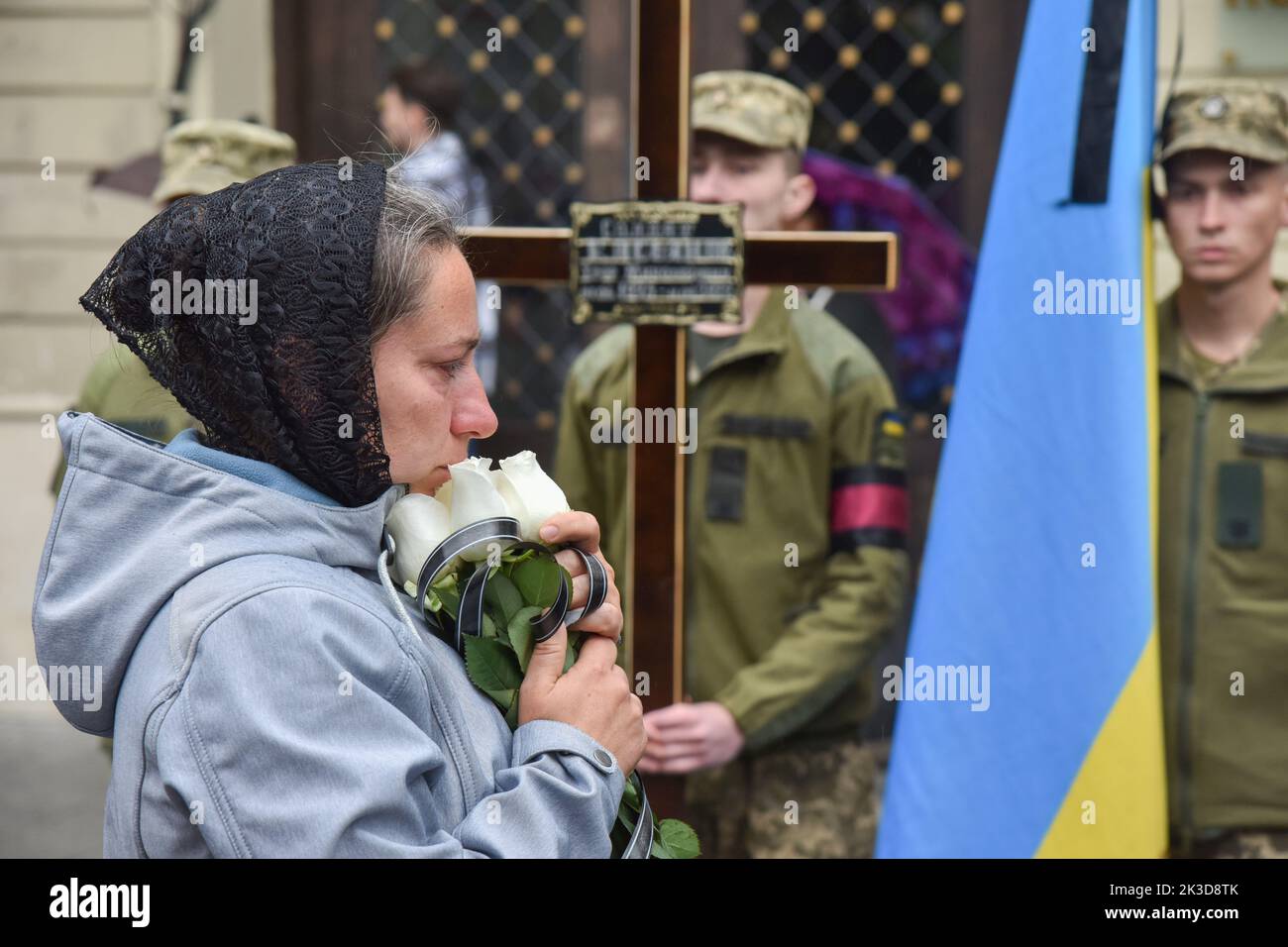 Lviv, Ukraine. 19th septembre 2022. Une femme pleure lors des funérailles des soldats ukrainiens Ihor Kasyanov, Bohdan Senyshyn et Maksym Shpennikan à Lviv. Trois soldats ukrainiens, Igor Kasyanov, Bohdan Senyshin et Maksym Shpennyk, ont été enterrés à Lviv. Ils ont défendu leur pays contre les forces d'occupation russes, qui ont lancé une attaque militaire contre l'Ukraine contre l'24 février. Crédit : SOPA Images Limited/Alamy Live News Banque D'Images