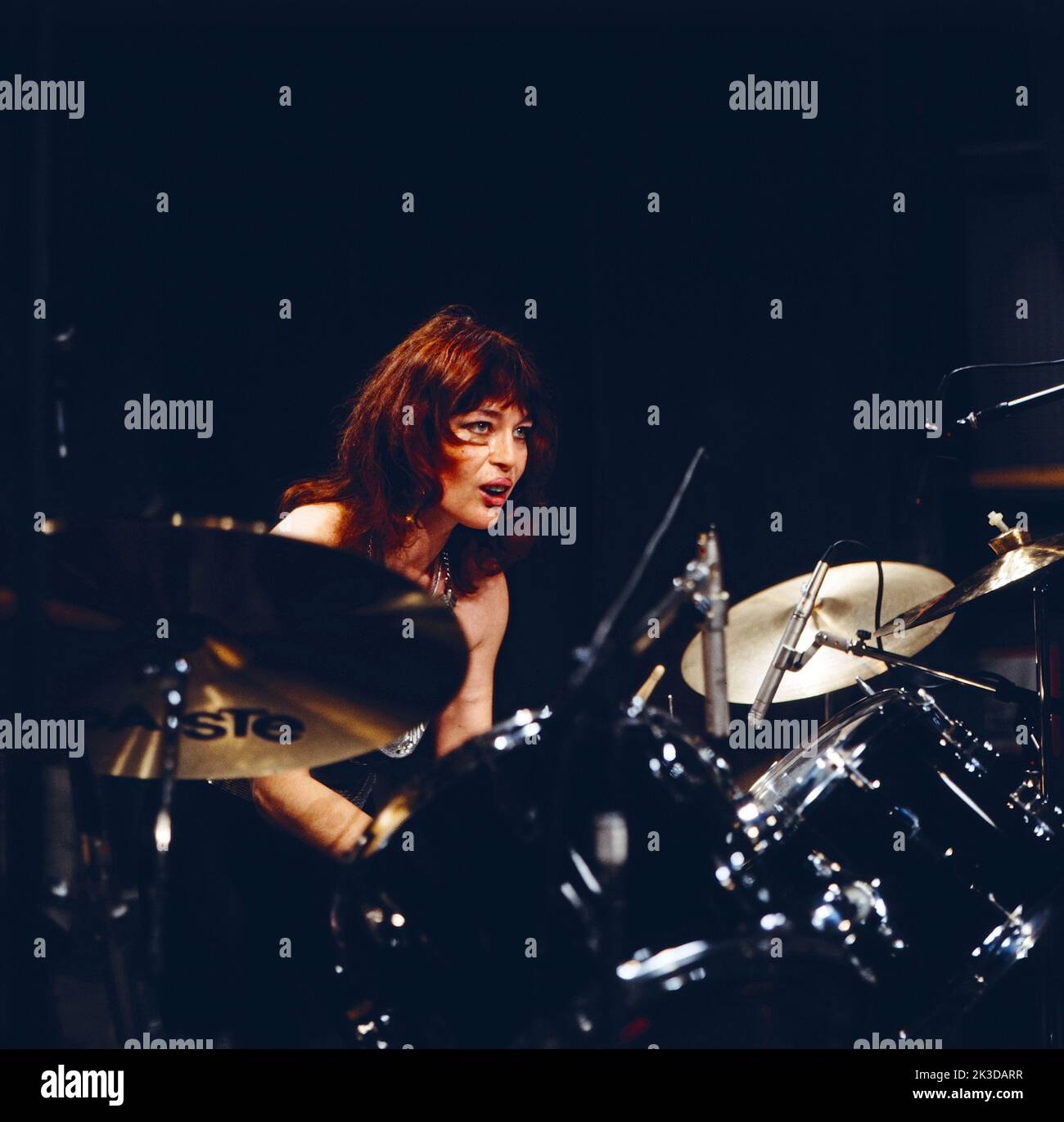 Angela Berann, österreichische Jazz Schlagzeugerin, Perkussionistin, Auftrittt à Wien mit, le Cirque de percussion d'Angela, 1986. Angela Berann, percussionniste de jazz et de musique du monde autrichien, concert à Vienne avec Angela's percussion Circus, 1986. Banque D'Images