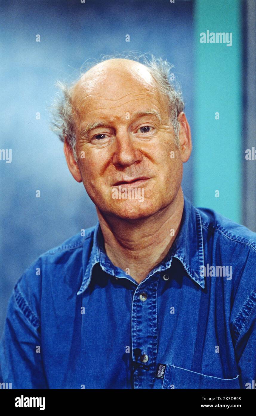 Franz Hohler, Schweizer Kabarettist, Liedermacher und Schriftsteller, Portrait, Deutschland, 1996. Franz Hohler, artiste de cabaret suisse, écrivain et compositeur, portrait, Allemagne, 1996. Banque D'Images