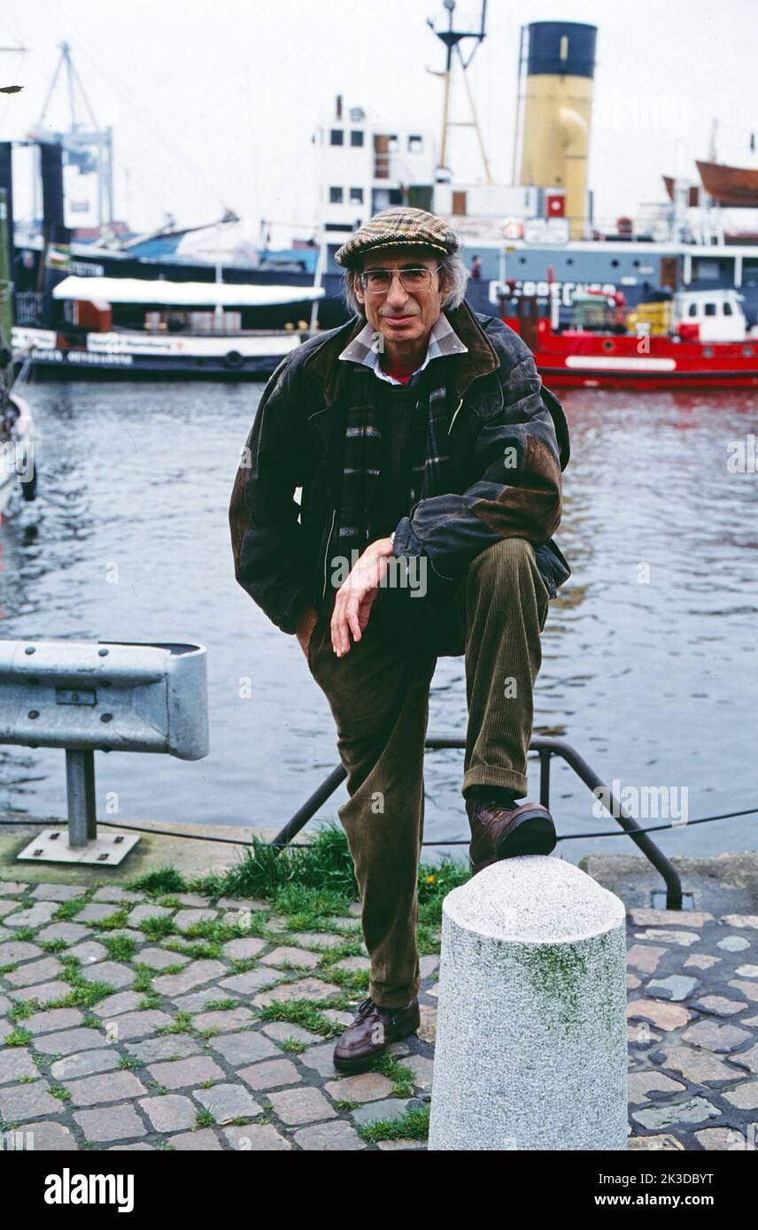 Peter Rühmkorf, deutscher Schriftsteller, Dichter, Lyriker, essayiste, Fototermin dans Hamburger Hafen, Deutschland, 1992. Peter Ruehmkorf, écrivain allemand, poète, parolier, essayiste, Séance photo au port de Hambourg, Allemagne, 1992. Banque D'Images