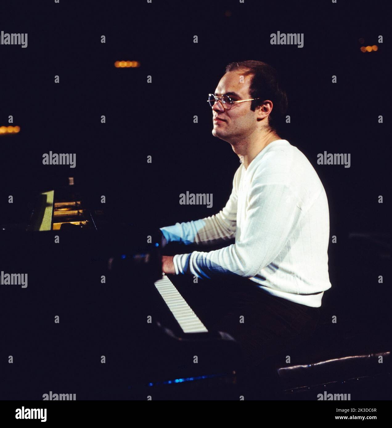 Christoph Spendel, deutscher Jazzpianiste und Komponist, Am Piano, Deutschland, vers 1988. Christoph Spendel, pianiste et compositeur allemand de jazz, sur le piano, Allemagne, vers 1988. Banque D'Images