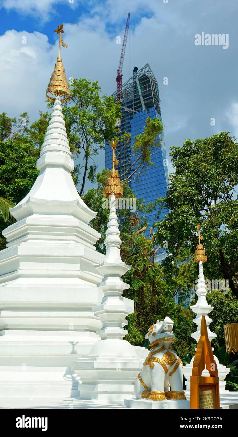 Un cliché vertical d'un complexe de temples bouddhistes blancs avec des sanctuaires dorés et ornés par temps ensoleillé Banque D'Images