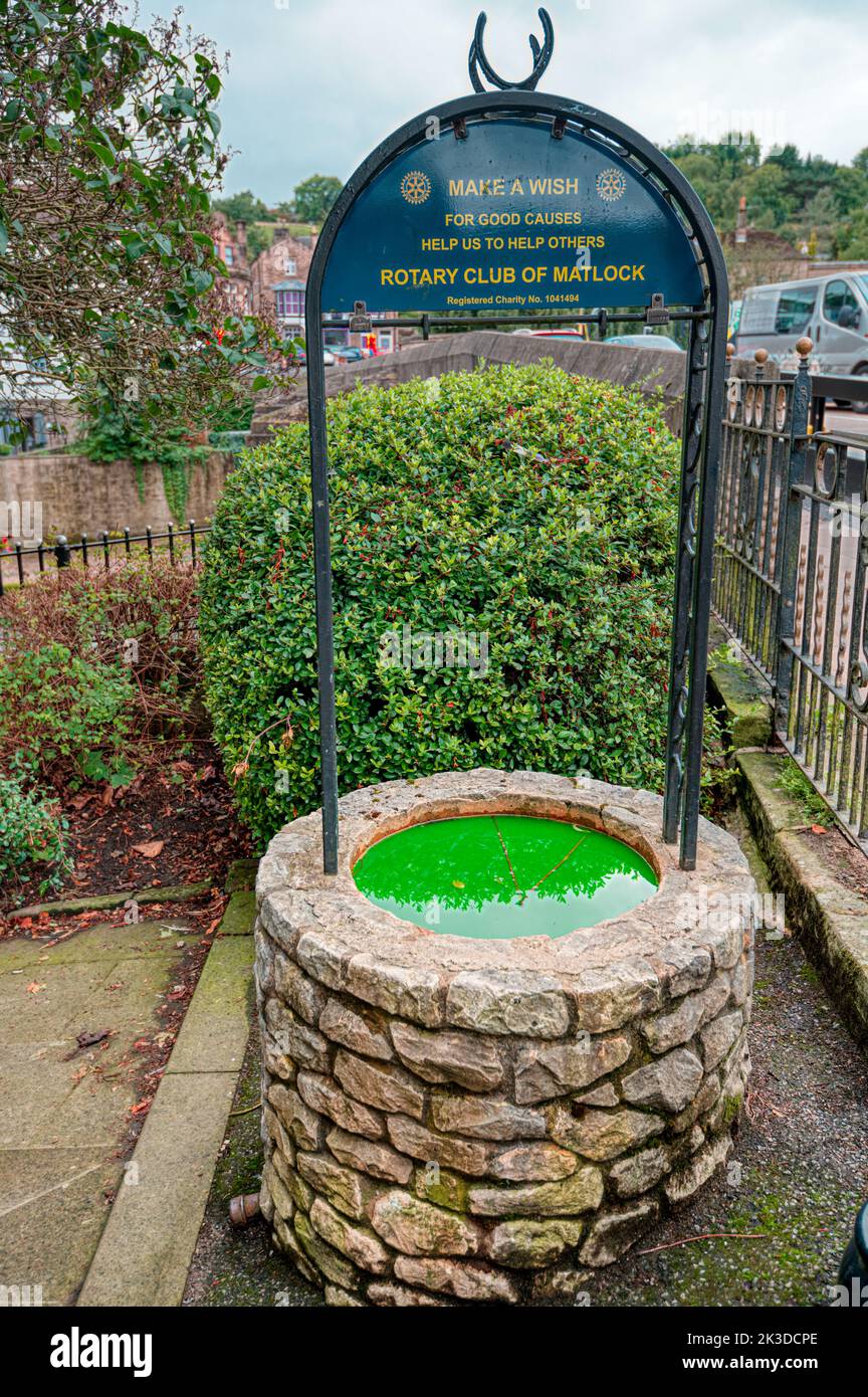 L'eau verte lumineuse dans une œuvre caritative qui souhaite bien, Matlock, Derbyshire, Royaume-Uni Banque D'Images