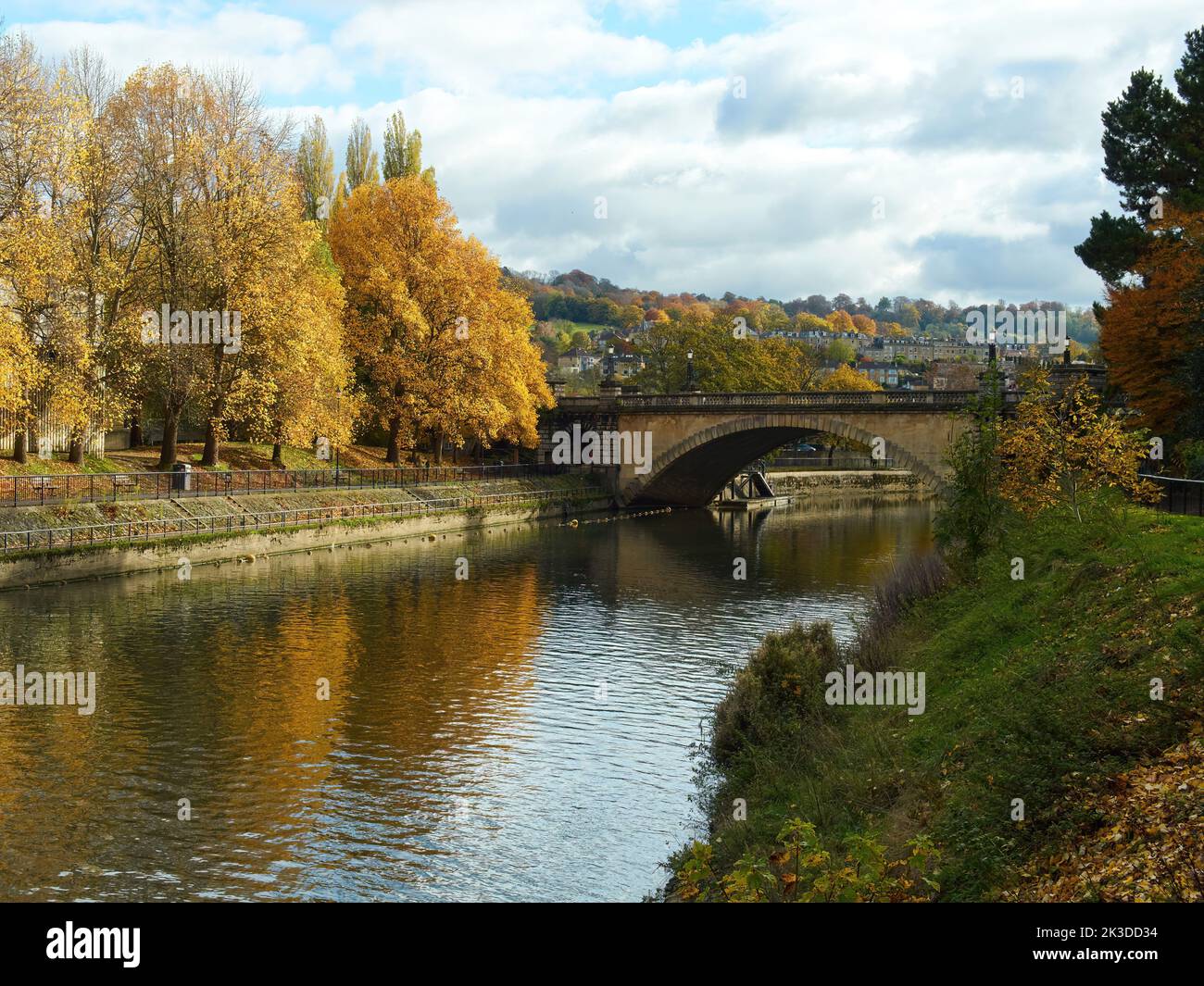 Bain d'automne - la rivière Avon passant sous un pont en pierre et reflétant les arbres ensoleillées dans la couleur de l'automne qui s'étend sur les collines lointaines. Banque D'Images