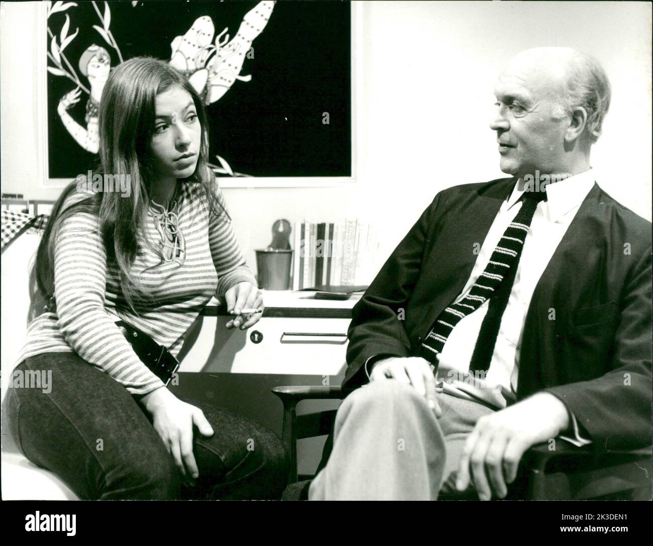 WIR 13 sind 17: Britta Wolfhohl - Britta (Giulia Follina) Hat sich in ihren Lehrer Dr. Barsig verliebt - was zuerst nur ein Spiel war, ist jetzt ein Problem für alle Beteiligten. Dr. Barsig lässt sich versetzen und Brittas Vater (Ernst Kuhr) versuch ihr die Gründe klarzumachen, die gegen die Verbindung spren. Banque D'Images