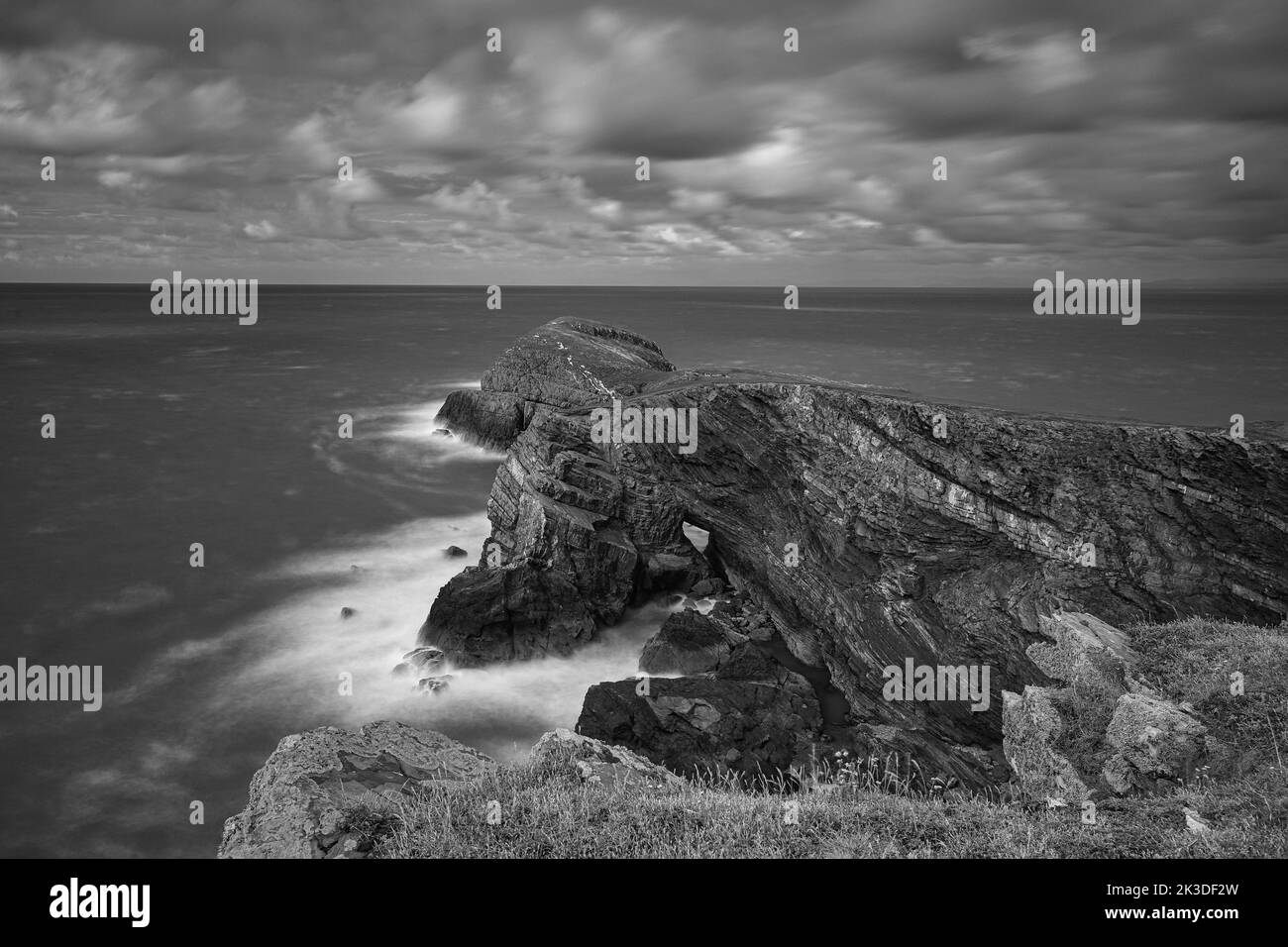 Longue exposition de la côte de Ceredigion à Llangrannog Banque D'Images