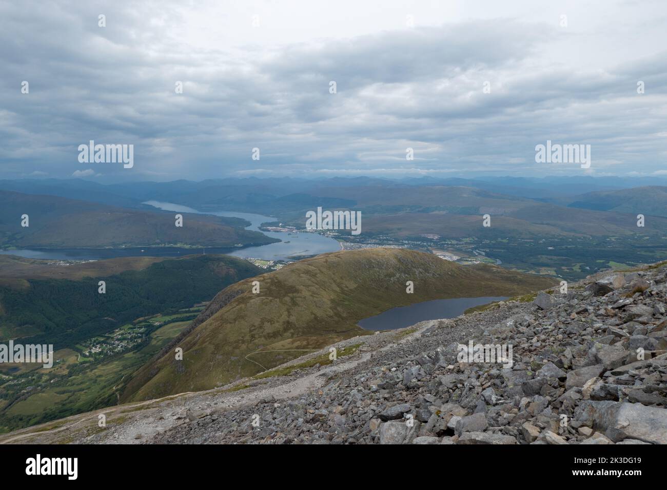 Vue sur la vallée avec fort William et Glen Nevis prise de Ben Nevis, Écosse Banque D'Images