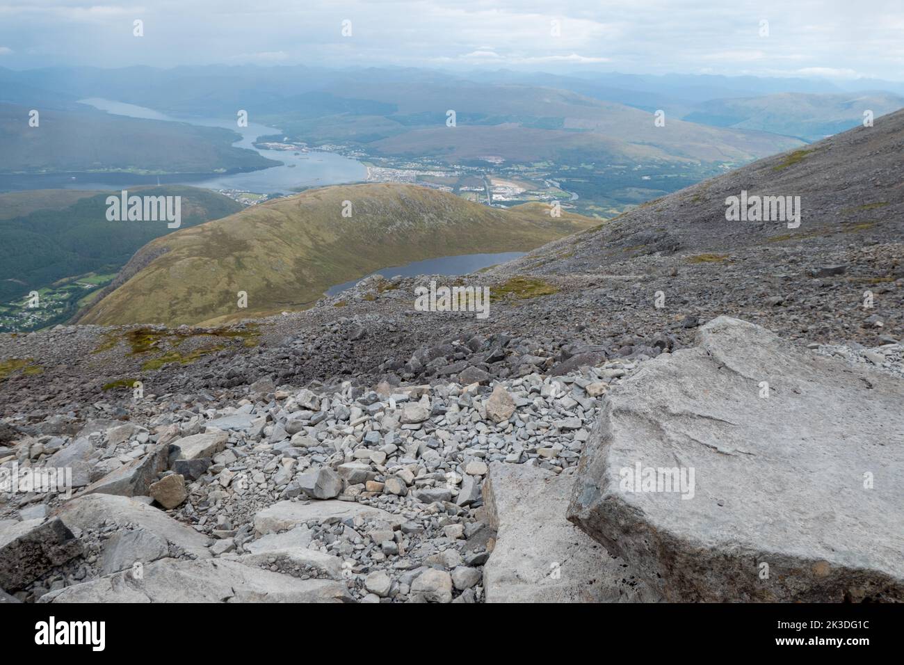 Vue sur la vallée avec fort William et Glen Nevis prise de Ben Nevis, Écosse Banque D'Images