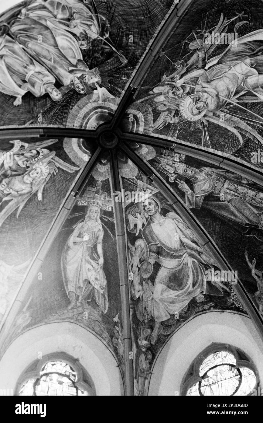 Fresken von Ernst Jansen-Winkeln in der Kirche Sankt Stephanus in Sistig BEI Kall in der Eifel, 1952 - Fresko von Jesus mit dem Auge der Vorhersehung und Heiligem Geist. Peintures en plein air d'Ernst Jansen-Winkeln à l'église Saint Stephan à Sistig près de Kall, région d'Eifel, 1952 - peinture de Fresco de Jésus avec l'œil de la Providence et le Saint-Esprit. Banque D'Images