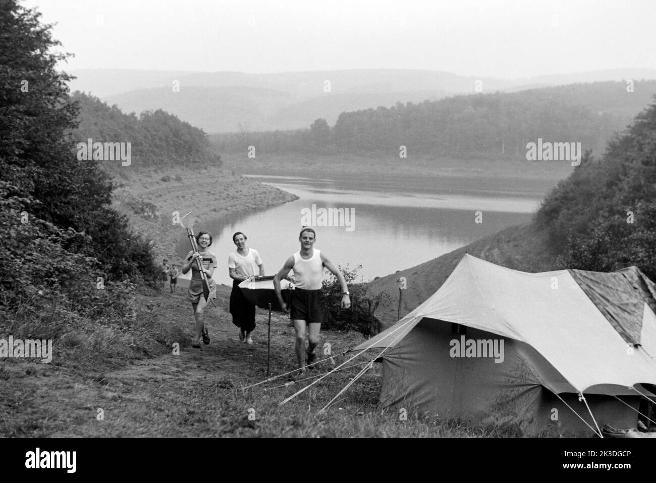 Camping am Rurstausee, 1952. Camping dans le secteur du réservoir de Rur, 1952. Banque D'Images Camping am Rurstausee, 1952. Camping dans le secteur du réservoir de Rur, 1952. Banque D'Images