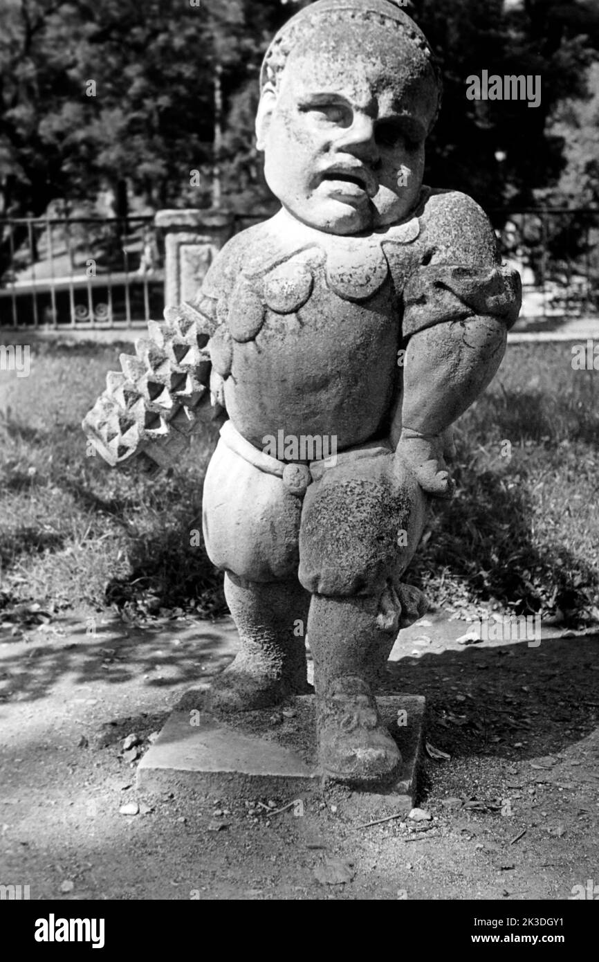 Pallonezwerg mit Stachelärmel im Mirabellgarten in Salzburg, vers 1960. Pallone nain avec une manche à pointes au jardin Mirabell de Salzbourg, vers 1960. Banque D'Images