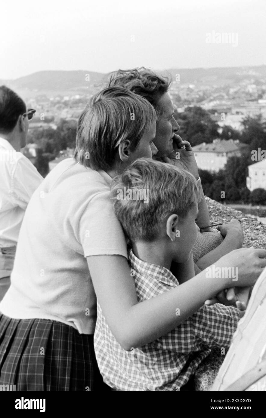 Die Familie des Fotografen beim Blick auf Salzburg, vers 1960. La famille du photographe regarde la ville de Salzbourg, vers 1960. Banque D'Images