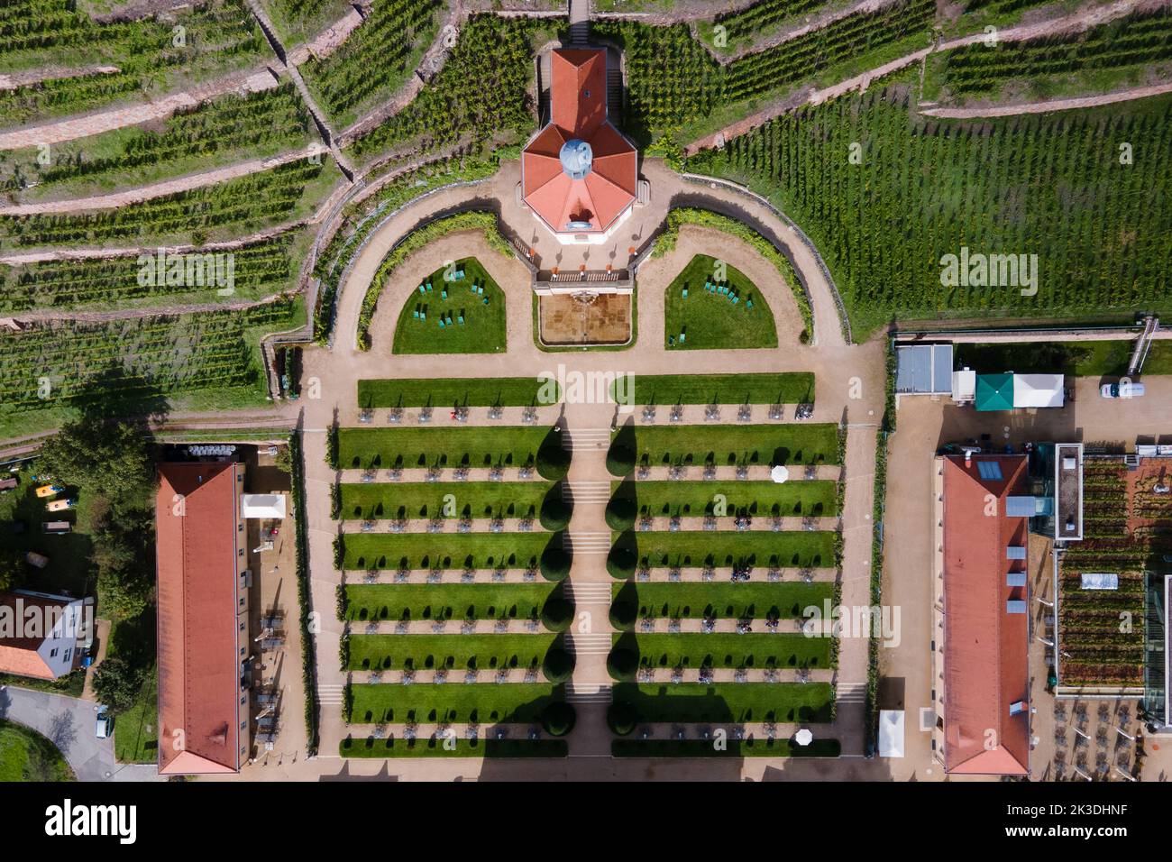 Radebeul, Allemagne. 26th septembre 2022. Les passants traversent à pied les jardins baroques de la cave de vinification Saxon Schloss Wackerbarth avec le Belvédère et les vignobles historiques. (Vue aérienne avec un drone) Credit: Sebastian Kahnert/dpa/Alay Live News Banque D'Images