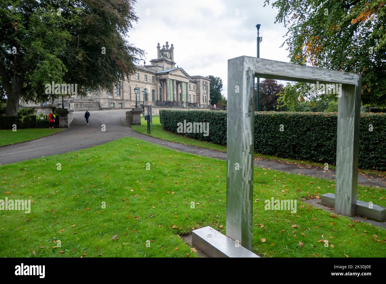 Porte de William Turnbull dans le jardin de la Galerie nationale écossaise d'art moderne à Édimbourg, en Écosse Banque D'Images Porte de William Turnbull dans le jardin de la Galerie nationale écossaise d'art moderne à Édimbourg, en Écosse Banque D'Images