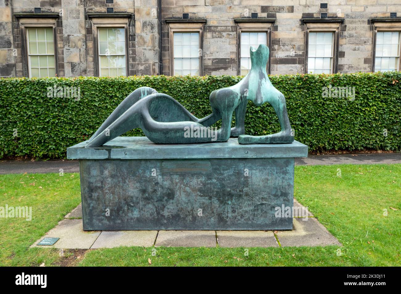 Figurine d'Henri Moore dans le jardin de la Galerie nationale écossaise d'art moderne à Édimbourg, en Écosse Banque D'Images