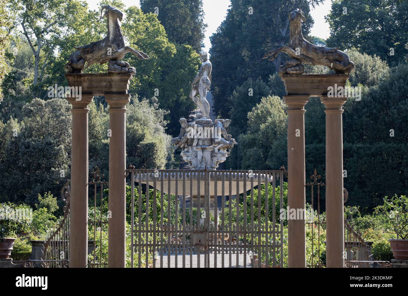 Vue sur la fontaine d'Oceanus sur l'Isolotto dans les jardins de Boboli à Florence. Banque D'Images