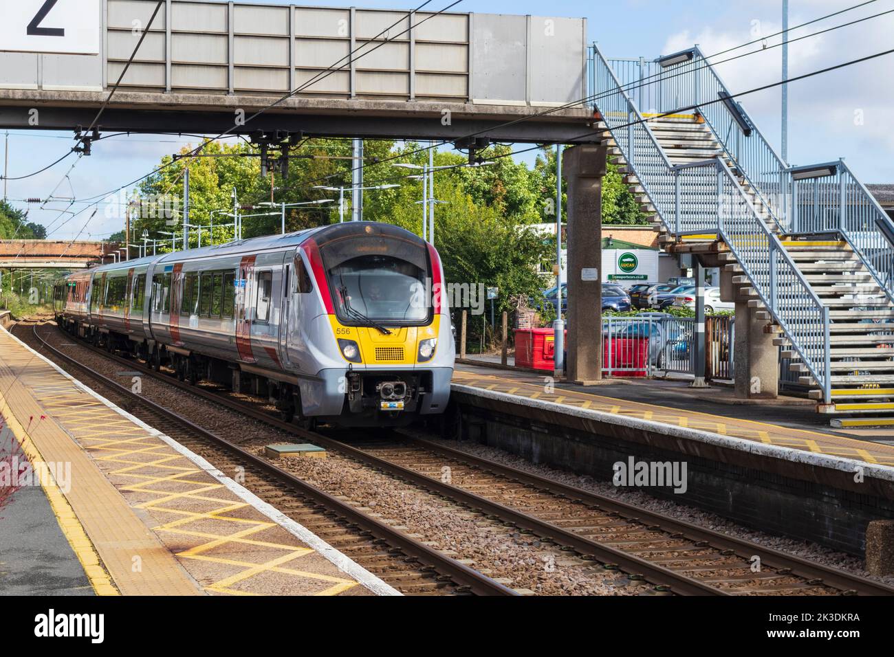 Un train Greater Anglia à la gare d'Audley End en direction de Cambridge Banque D'Images