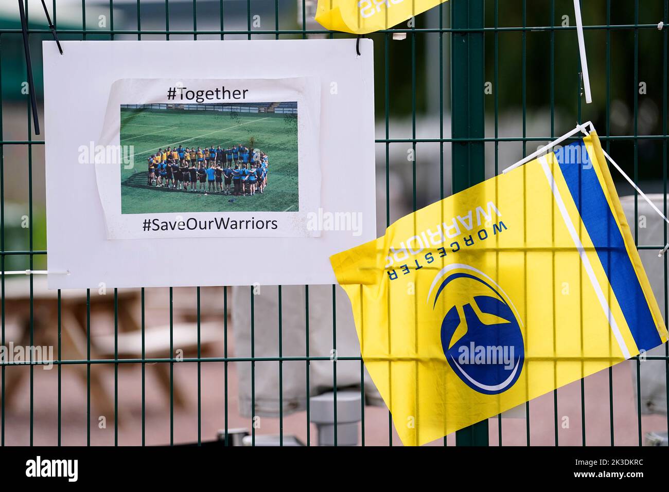 Un panneau attaché à la clôture entourant le stade Sixways, stade du club de rugby Worcester Warriors. Date de la photo: Lundi 26 septembre 2022. Worcester doit être suspendu de toutes les compétitions si elles ne respectent pas la date limite de 5pm pour l'Union de football de Rugby lundi, indiquant qu'elles possèdent l'assurance requise, qu'elles sont en mesure de respecter les salaires et qu'elles disposent d'un « plan crédible pour faire avancer le club ». Voir PA Story RUGBYU Worcester. Le crédit photo devrait se lire comme suit : David Davies/PA Wire. RESTRICTIONS : l'utilisation est soumise à des restrictions. Utilisation éditoriale uniquement, aucune utilisation commerciale sans le consentement préalable du détenteur des droits. Banque D'Images