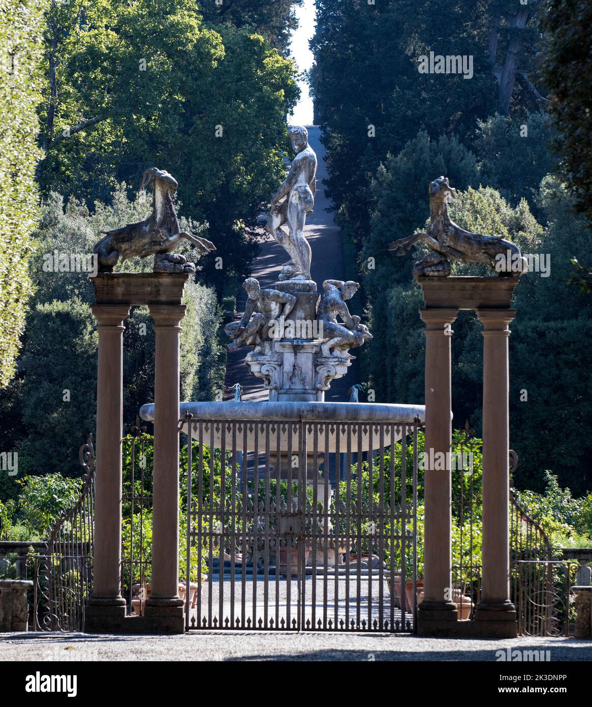 Vue sur la fontaine d'Oceanus sur l'Isolotto dans les jardins de Boboli à Florence. Banque D'Images