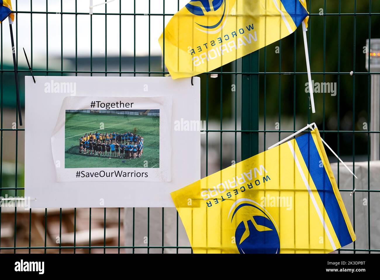 Un panneau attaché à la clôture entourant le stade Sixways, stade du club de rugby Worcester Warriors. Date de la photo: Lundi 26 septembre 2022. Worcester doit être suspendu de toutes les compétitions si elles ne respectent pas la date limite de 5pm pour l'Union de football de Rugby lundi, indiquant qu'elles possèdent l'assurance requise, qu'elles sont en mesure de respecter les salaires et qu'elles disposent d'un « plan crédible pour faire avancer le club ». Voir PA Story RUGBYU Worcester. Le crédit photo devrait se lire comme suit : David Davies/PA Wire. RESTRICTIONS : l'utilisation est soumise à des restrictions. Utilisation éditoriale uniquement, aucune utilisation commerciale sans le consentement préalable du détenteur des droits. Banque D'Images