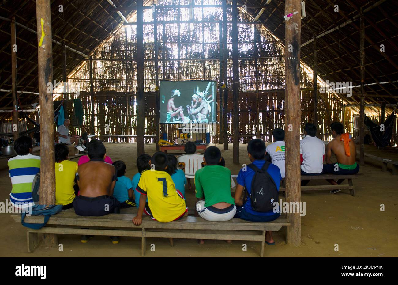 Colombie, Piraparana, Pidera ni, Tukano les indiens regardent le film Piraparana fait sur leurs ancêtres en 1961 par Brian Moser. Banque D'Images