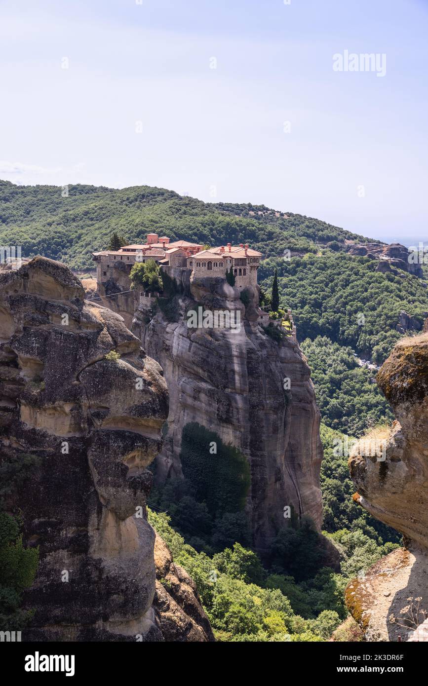 Le monastère orthodoxe de Varlaam est abrité sur une falaise à Meteora, en Grèce. Célèbre destination religieuse de pèlerinages toute l'année Banque D'Images