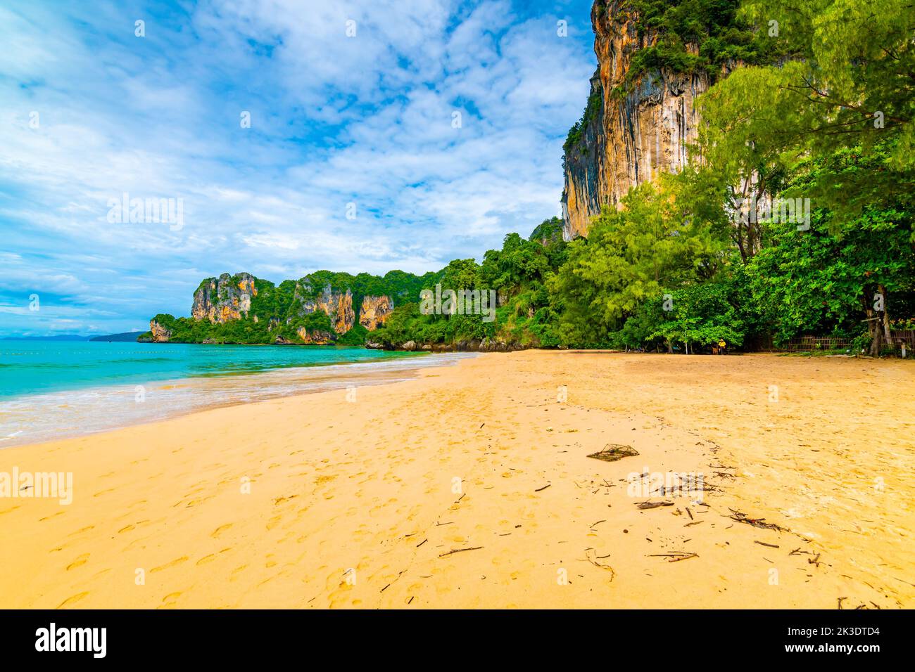 Vue panoramique sur la plage de Railay Krabi, Thaïlande. Magnifique paradis tropical avec eau douce bleue, sable chaud et roche calcaire au-dessus de la mer. Célèbre touri Banque D'Images