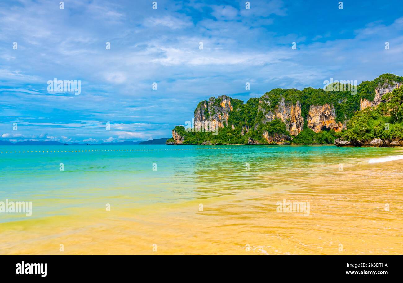 Vue panoramique sur la plage de Railay Krabi, Thaïlande. Magnifique paradis tropical avec eau douce bleue, sable chaud et roche calcaire au-dessus de la mer. Célèbre touri Banque D'Images