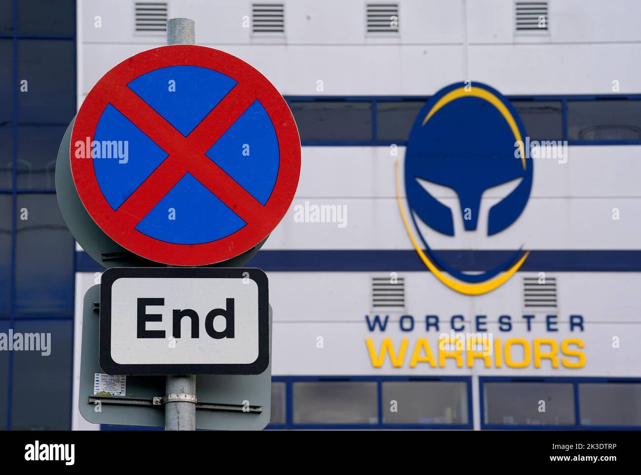 Vue générale sur un panneau en face du Sixways Stadium, stade du Worcester Warriors Rugby Club. Date de la photo: Lundi 26 septembre 2022. Worcester doit être suspendu de toutes les compétitions si elles ne respectent pas la date limite de 5pm pour l'Union de football de Rugby lundi, indiquant qu'elles possèdent l'assurance requise, qu'elles sont en mesure de respecter les salaires et qu'elles disposent d'un « plan crédible pour faire avancer le club ». Voir PA Story RUGBYU Worcester. Le crédit photo devrait se lire comme suit : David Davies/PA Wire. RESTRICTIONS : l'utilisation est soumise à des restrictions. Utilisation éditoriale uniquement, aucune utilisation commerciale sans le consentement préalable du détenteur des droits. Banque D'Images