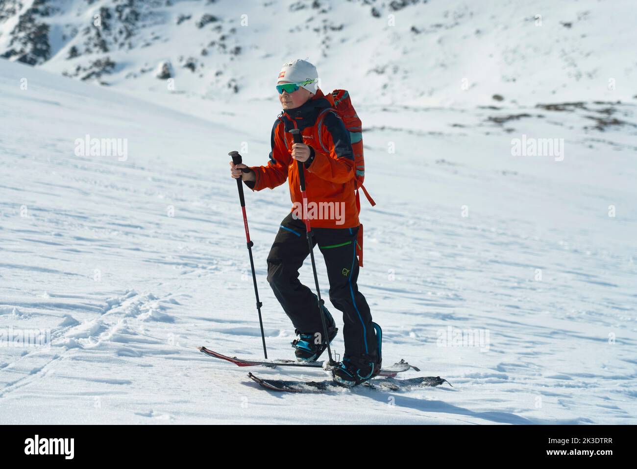 Norvège-, Hemsedal, skieur de l'arrière-pays montant Slettind montagne. Banque D'Images