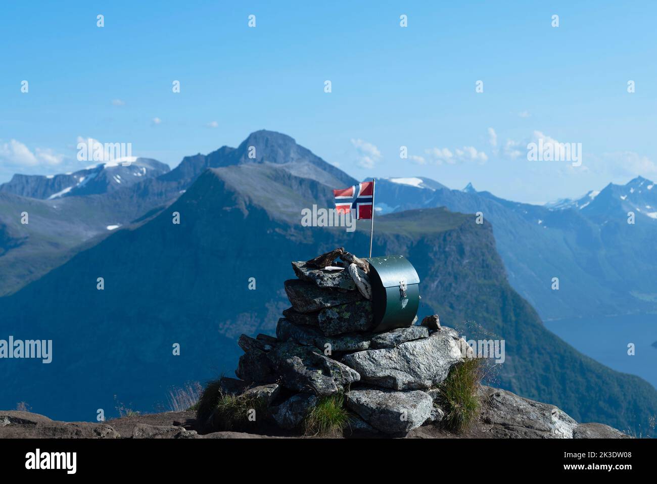 Norvège-, Norvège occidentale, sommet de la montagne de Saksa avec drapeau norvégien et Breidfonnhornet en arrière-plan. Sæbø. Banque D'Images