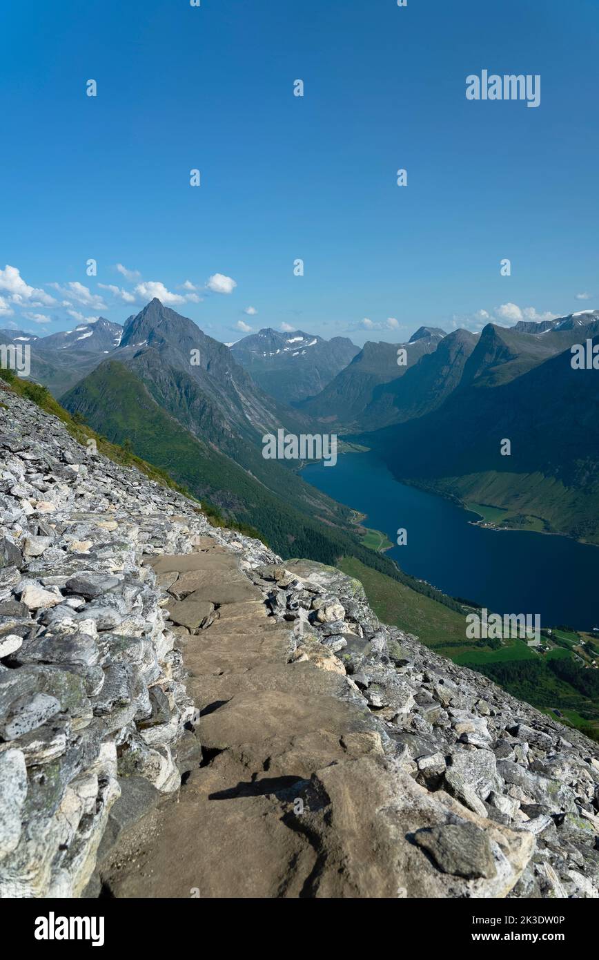 Norvège-, Norvège occidentale, chemin jusqu'au sommet de la montagne Saksa avec Breidfonnhornet en arrière-plan. Sæbø. Banque D'Images