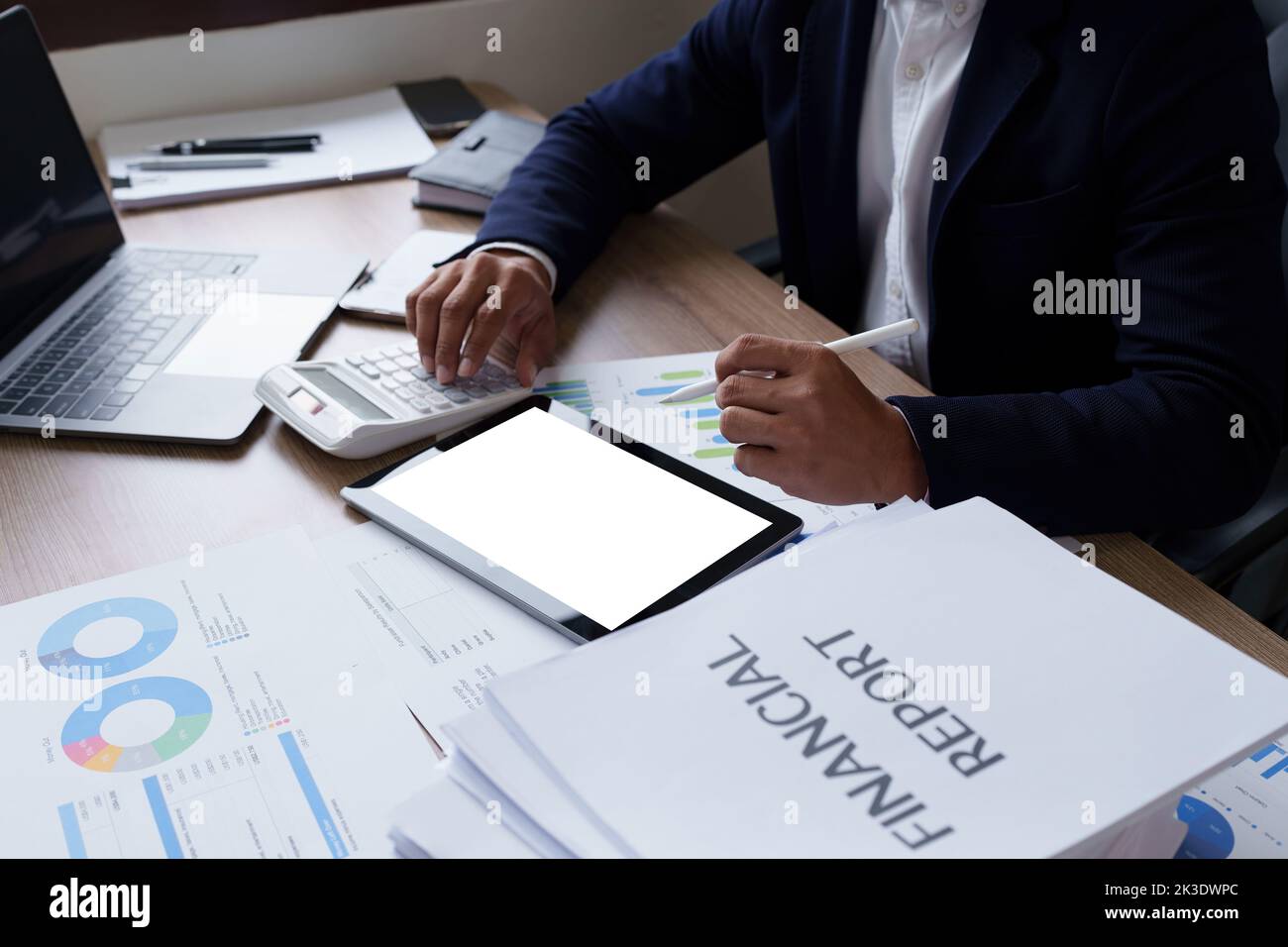Homme d'affaires tenant le stylo et pointant sur la paperasse financière avec le schéma de réseau social Banque D'Images
