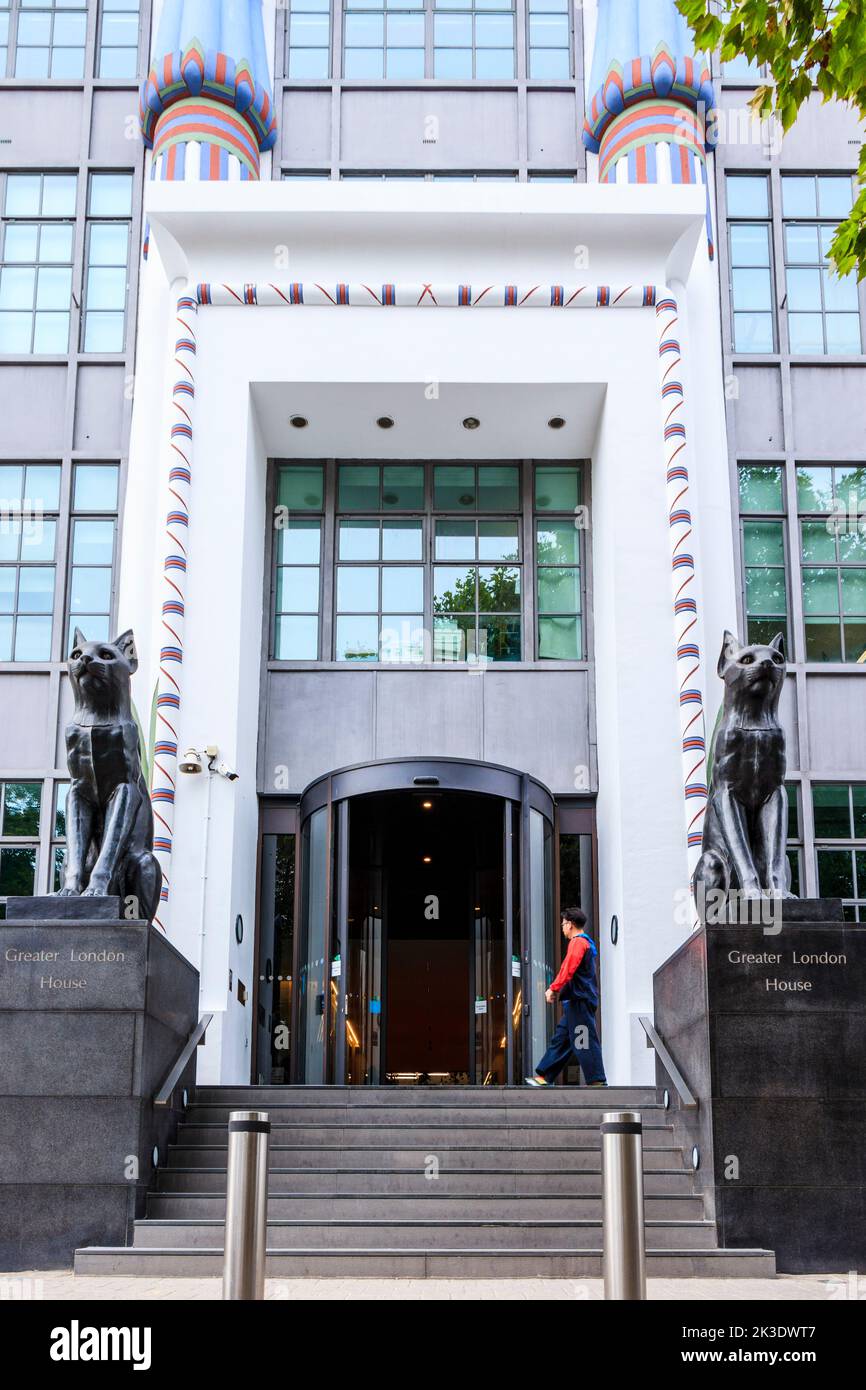 Des chats noirs sur garde à Greater London House, un grand bâtiment Art déco à Camden, Londres, Royaume-Uni. C'est un exemple du renouveau égyptien du début du 20th siècle Banque D'Images