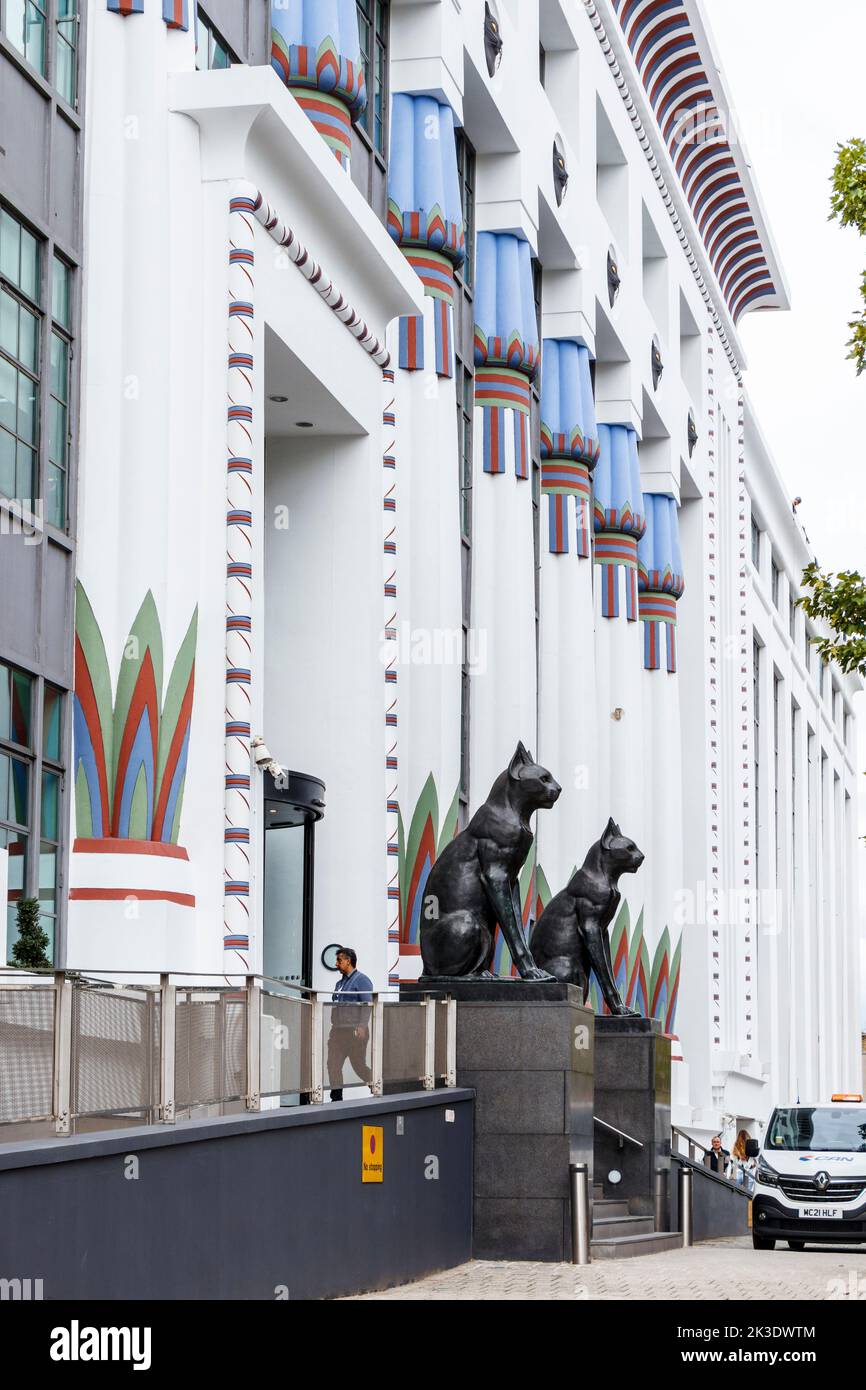 Des chats noirs sur garde à Greater London House, un grand bâtiment Art déco à Camden, Londres, Royaume-Uni. C'est un exemple du renouveau égyptien du début du 20th siècle Banque D'Images