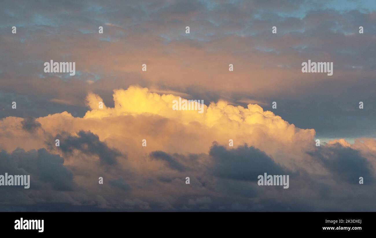 Le magnifique ciel plein de nuages, parfait pour les fonds d'écran Banque D'Images