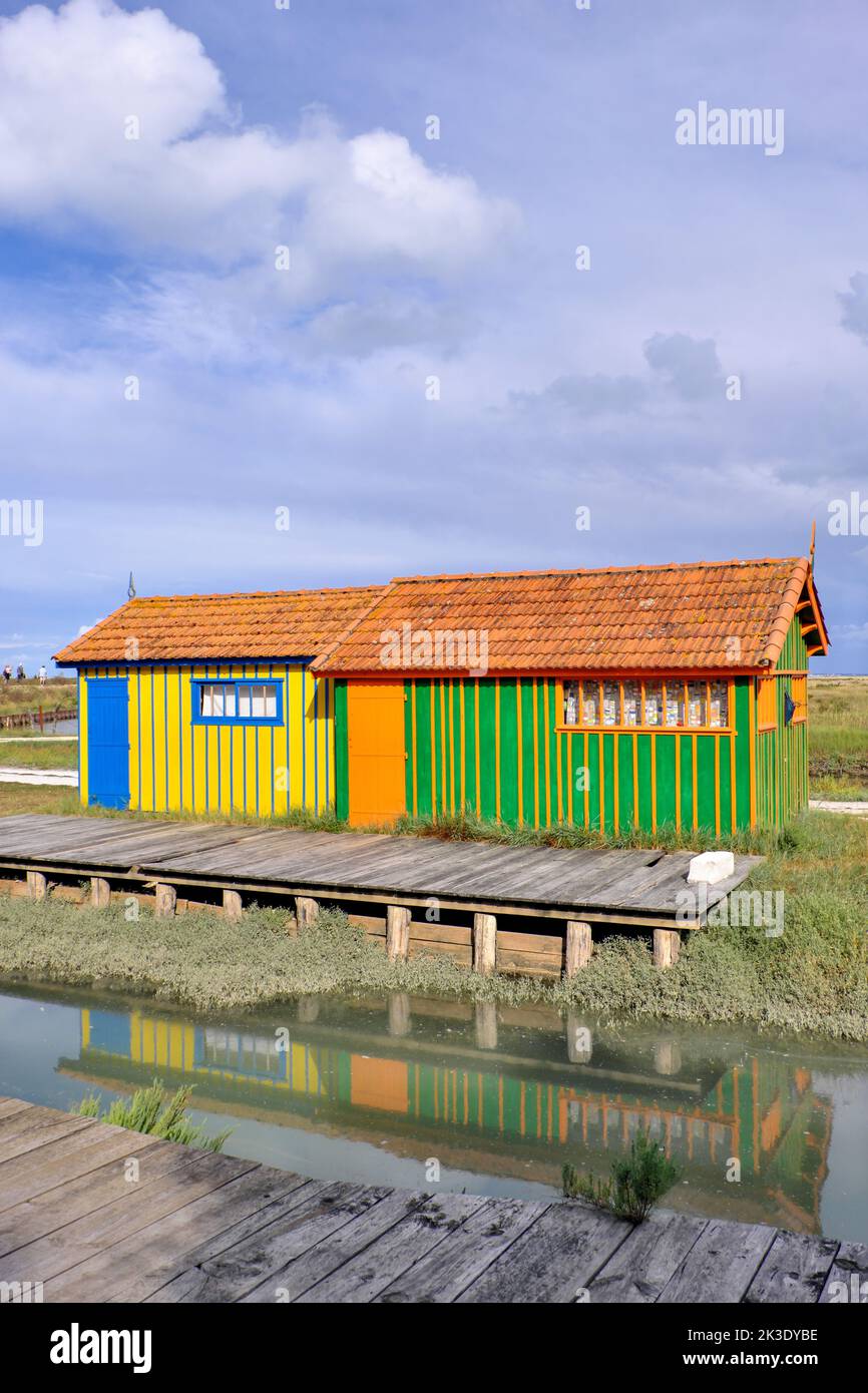 Île « Ile d’Oléron » (au large des côtes de l’ouest de la France) : huttes sur le site du fort Royer. Huttes d'huîtres traditionnelles colorées en bois le long d'une chann Banque D'Images