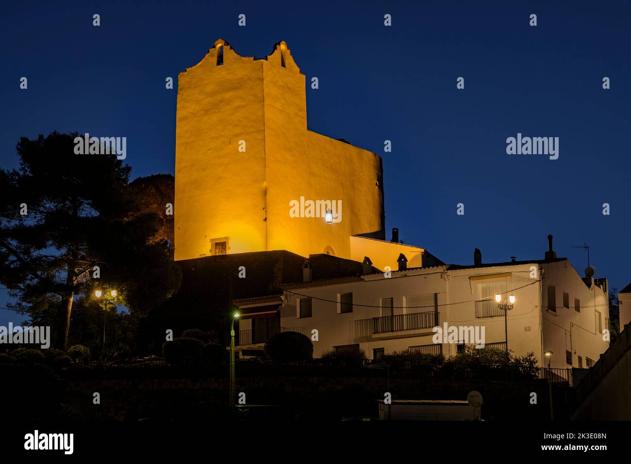 Heure bleue et nuit à Sant Pol de Mar et l'ermitage de Sant Pau (Maresme, Barcelone, Catalogne, Espagne) ESP: Hora azul y noche en Sant Pol de Mar Banque D'Images