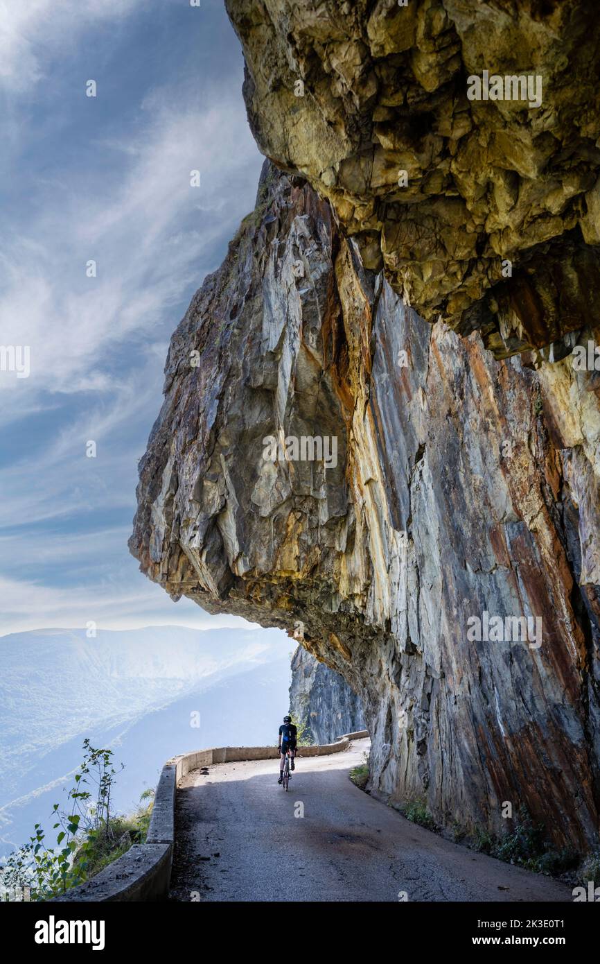 Cycliste sur la route du Bourg-d'Oisans au Villard notre Dame dédié à Joseph Paganon, alpes françaises. Banque D'Images Cycliste sur la route du Bourg-d'Oisans au Villard notre Dame dédié à Joseph Paganon, alpes françaises. Banque D'Images
