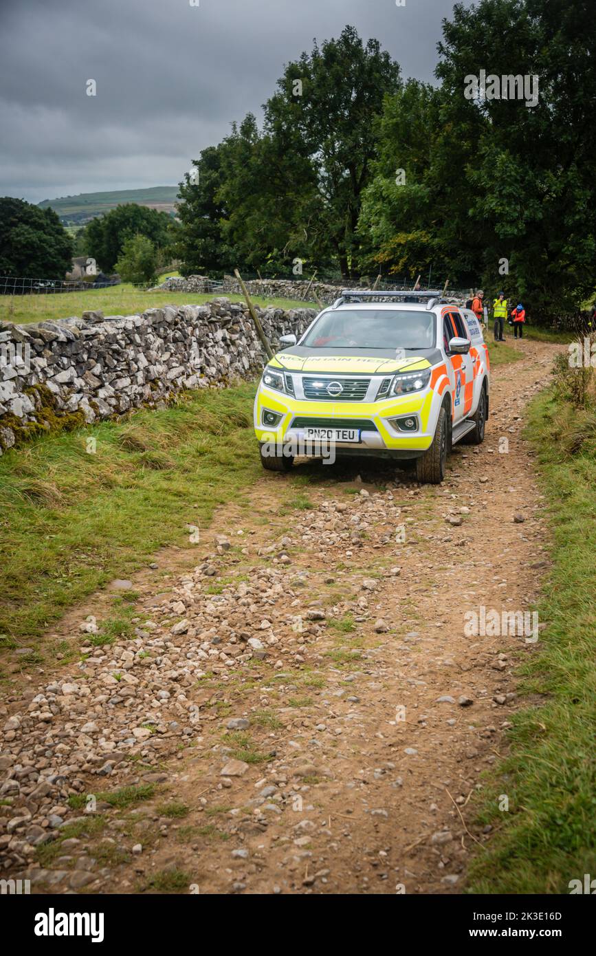 Sauvetage en montagne de Bowland venir en aide à une personne blessée sur Horton Scar Lane, Horton à Ribblesdale, Yorkshire Dales. Banque D'Images