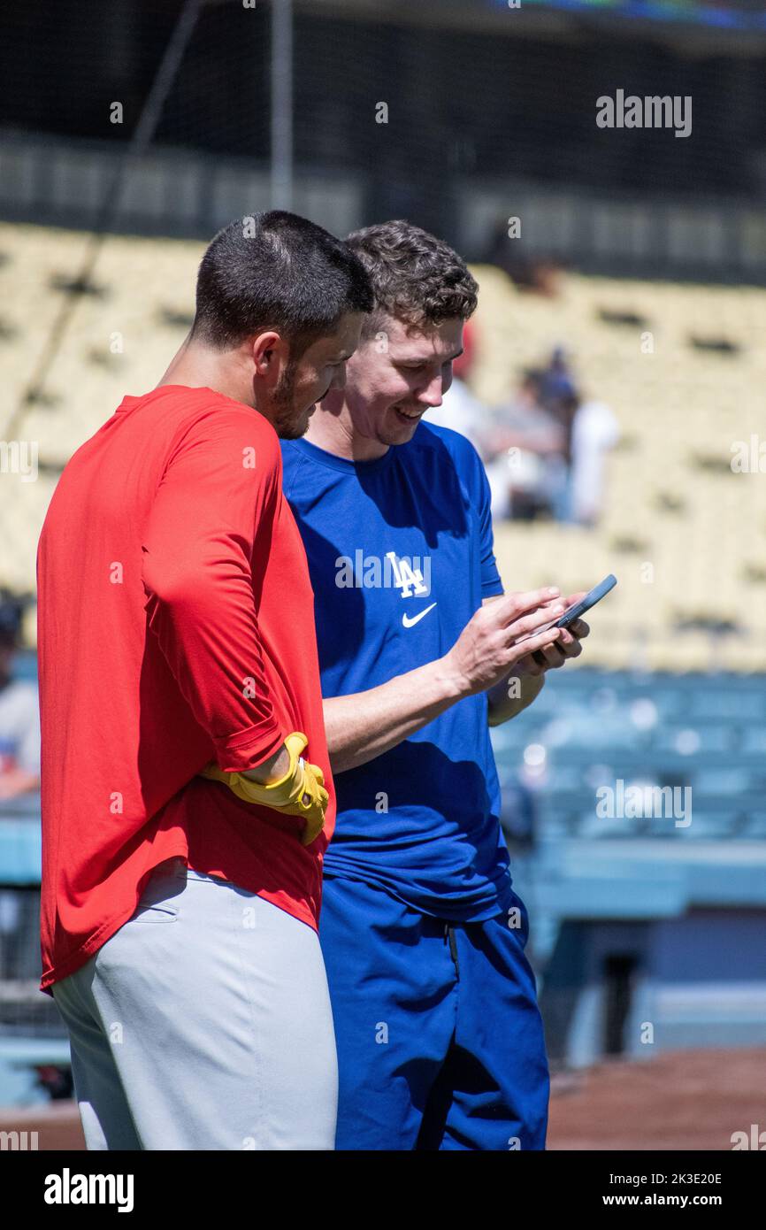 Les Los Angeles Dodgers démarrant le lanceur Walker Buehler (21) et réunissant Louis Cardinals Third Baseman Nolan Arenado (28) avant un match de Ligue majeure de baseball entre Louis Cardinals et les Los Angeles Dodgers au Dodger Stadium le 25 septembre 2022 à LOS ANGELES, Calif. Les Dodgers ont battu les Cardinals 4-1. (Aliyah Navarro/image du sport) Banque D'Images