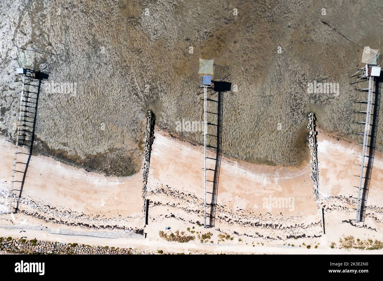 Paysage d'un drone sur une cabane de pêche au bord de l'océan Atlantique en France. Cabane de peche en France. Banque D'Images