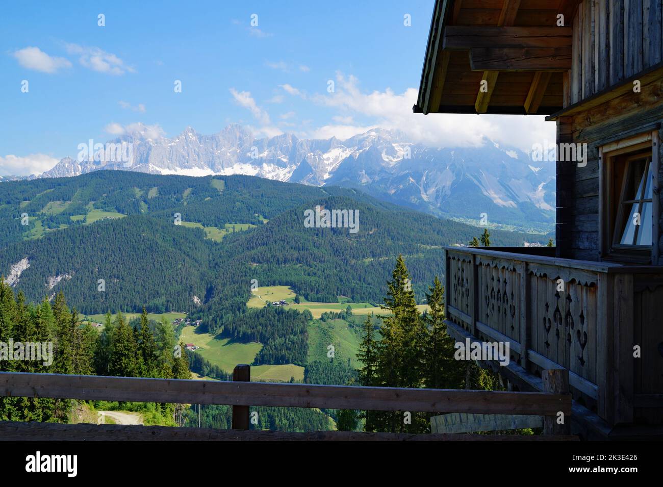Un paysage montagneux pittoresque des alpes autrichiennes depuis une cabine alpine traditionnelle en bois dans la région de Schladming-Dachstein (Steiermark) Banque D'Images