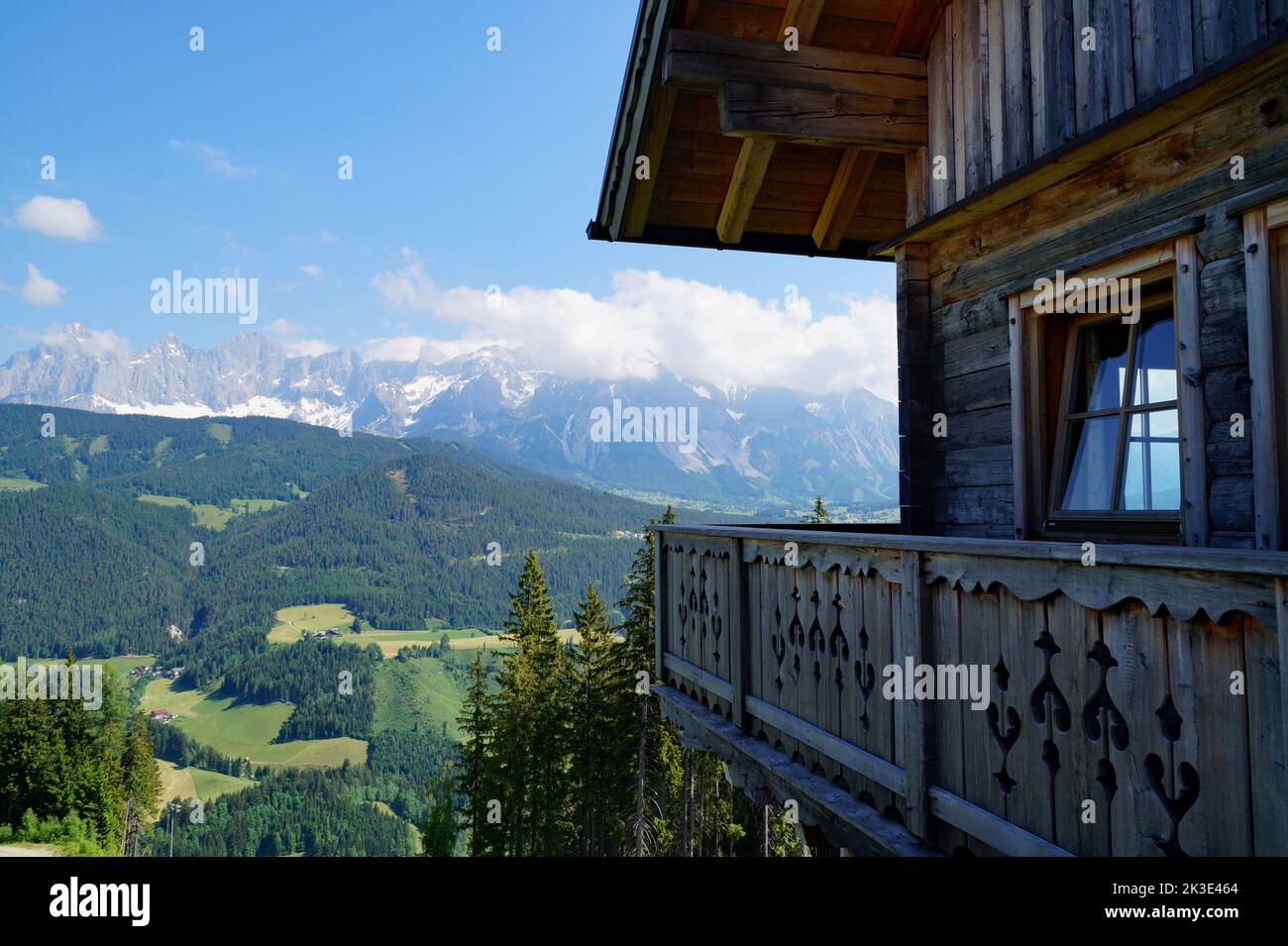 Un paysage montagneux pittoresque des alpes autrichiennes depuis une cabine alpine traditionnelle en bois dans la région de Schladming-Dachstein (Steiermark) Banque D'Images