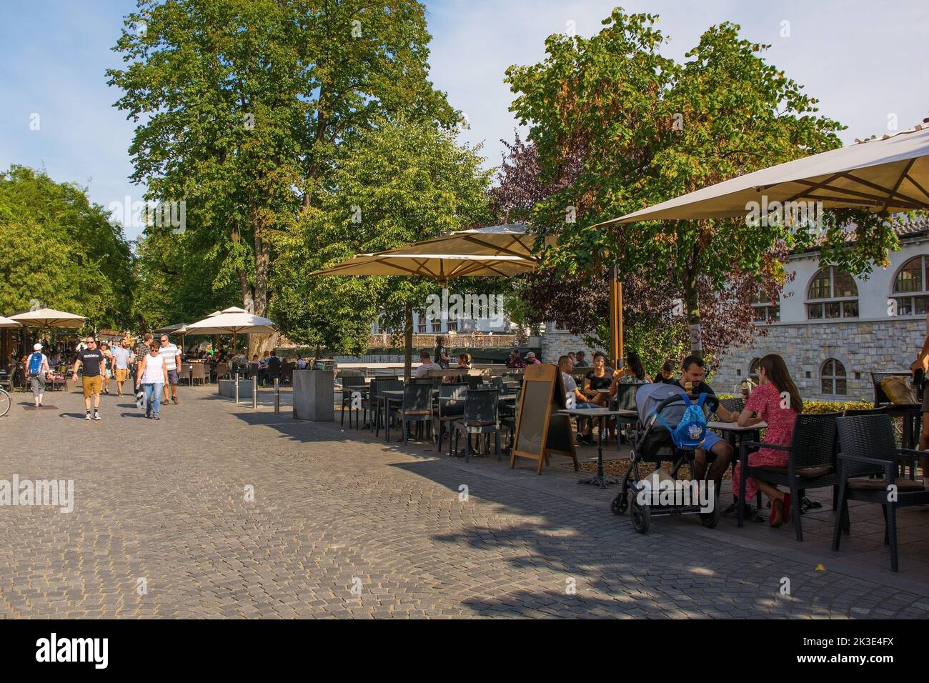 Ljubljana, Slovénie - 3 septembre 2022. Une route piétonne animée avec des bars et des restaurants sur le front de mer de la rivière Ljubljana Banque D'Images