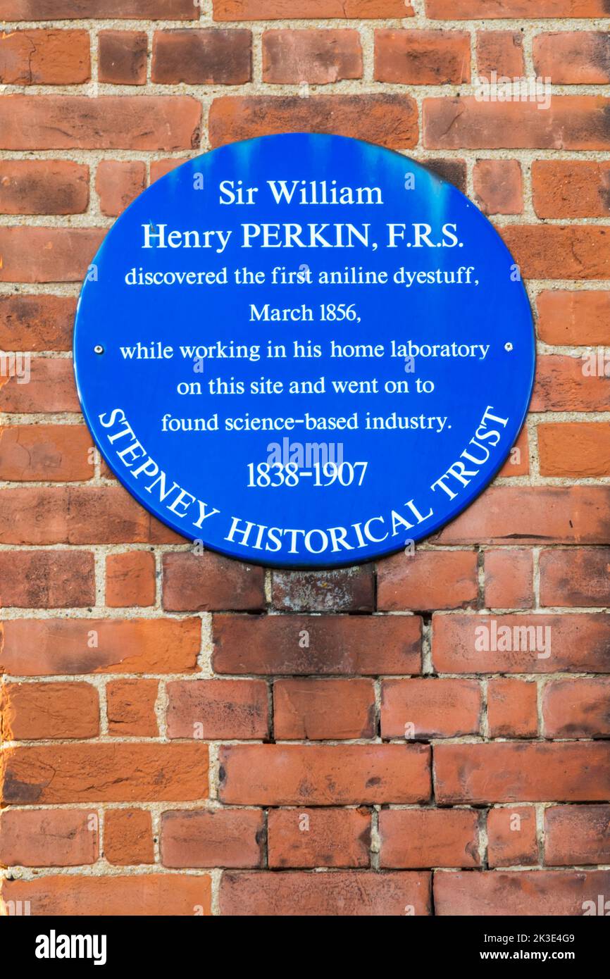 Une plaque bleue commémorant Sir William Henry Perkin F.R.S, à Cable Street, Londres. Banque D'Images